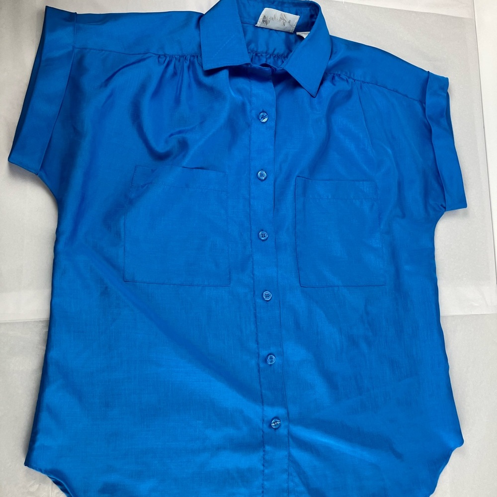 Vibrant Blue Casual Button Down Shirt with Short Sleeves by Shapely. Size 10